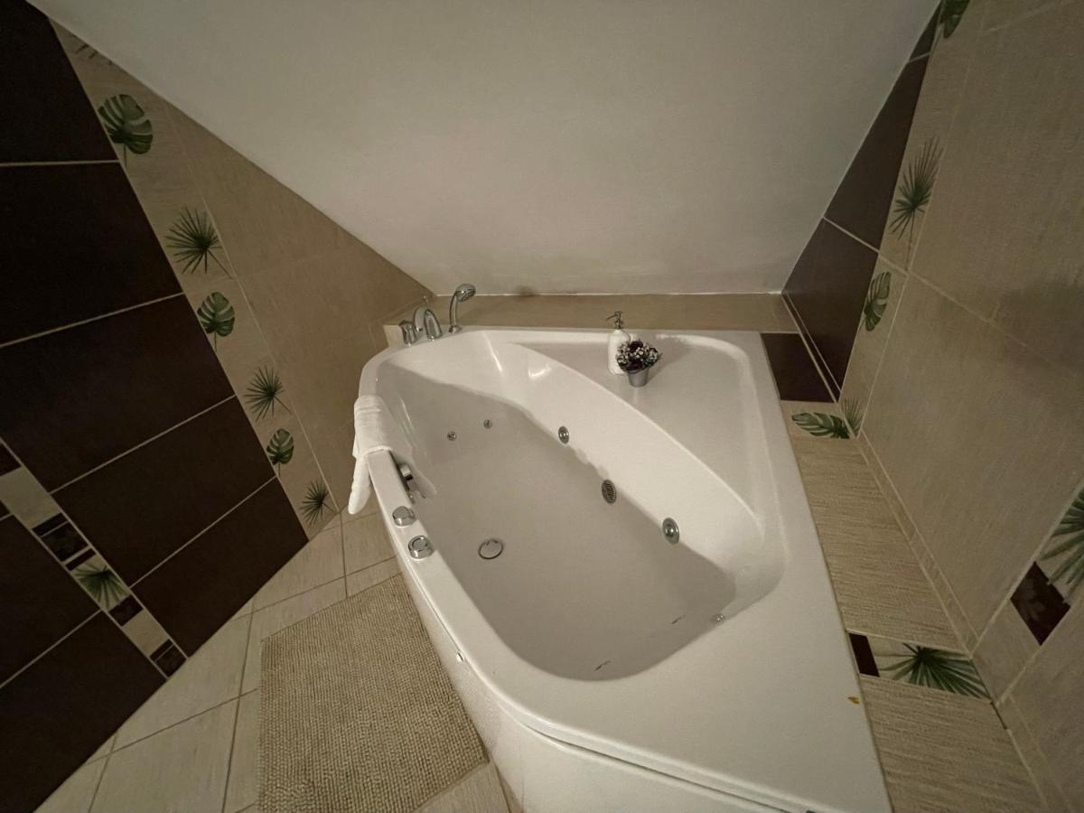 Hotel Tyrol I Restauracja Zycie Gruzji Osielsko Kültér fotó