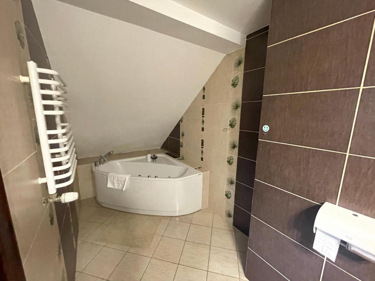 Hotel Tyrol I Restauracja Zycie Gruzji Osielsko Kültér fotó